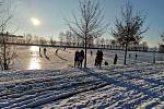 Mácův rybník v Blížkovicích pokryl led, prohání se na něm už první bruslaři.