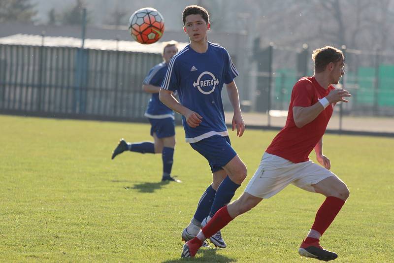 Fotbalisté Moravského Krumlova (v modrém) remizovali 1:1 v sobotním zápase krajského přeboru s Boskovicemi.