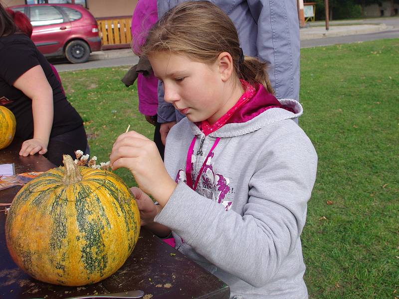 Druhý ročník hranického Dýňování přilákal několik desítek návštěnvíků. Místní děti přišly skoro všechny,