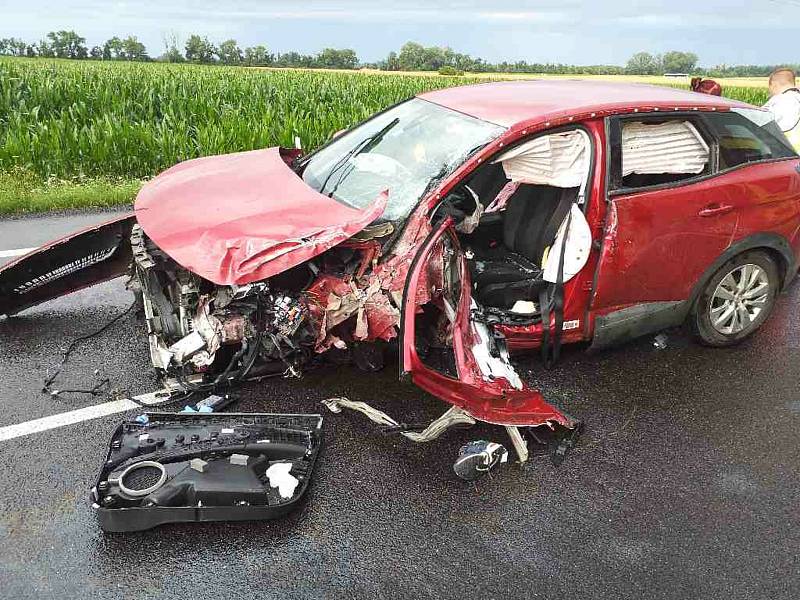 Hromadná nehoda se stala v půlce července na silnici I/52 u Pasohlávek na Brněnsku. Srazil se tam autobus, nákladní a dvě osobní auta.