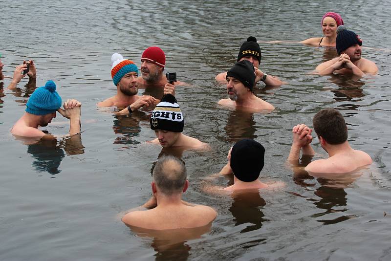 Znojemští sportovci vyzkoušeli první lednovou sobotu regenerační metodu Wima Hofa přímo ve studeném proudu řeky Dyje. Koupání absolvovali jak začátečníci, tak i pokročilí borci.