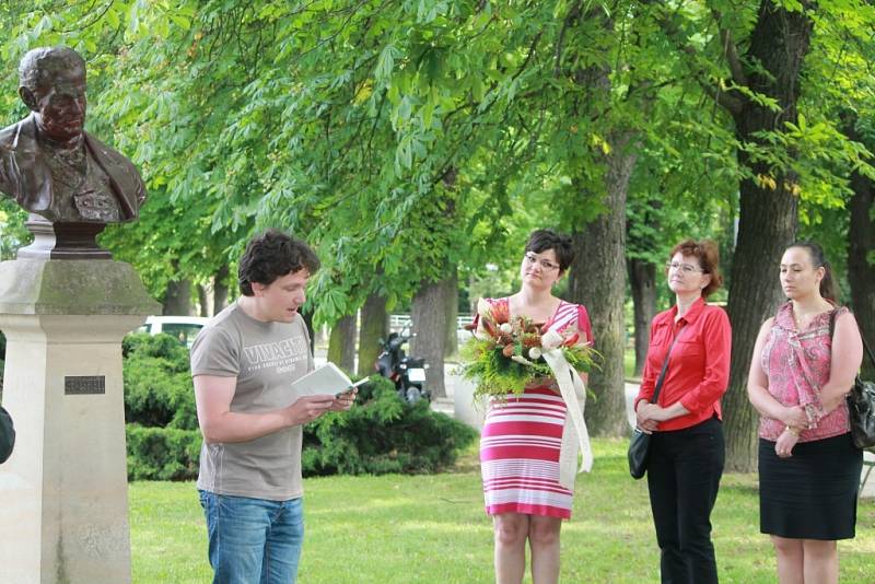 Členové Okrašlovacího spolku ve Znojmě uctili v pondělí památku popického rodáka Charlese Sealsfielda. Uplynulo totiž 150 let od spisovatelova úmrtí.