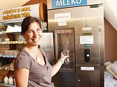 V prodejně sýrů na Velké Michalské provozuje první automat na mléko ve Znojmě farmář Alois Janíček z Běhařovic.