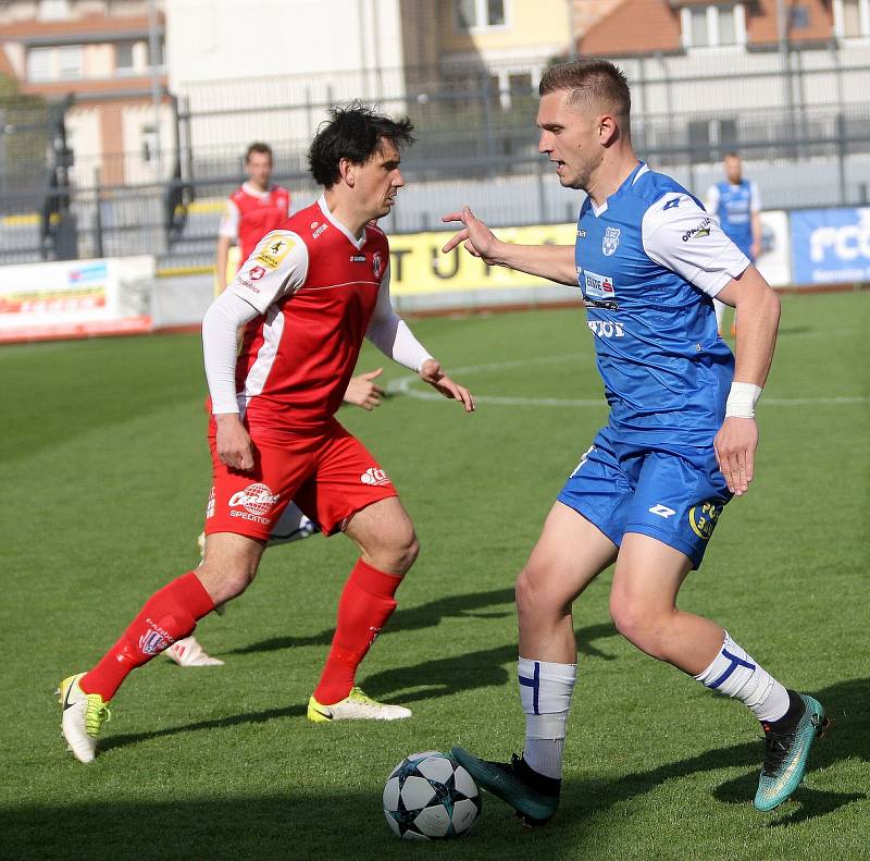 Znojmo (v bílomodrém) podlehlo Pardubicím 1:3.