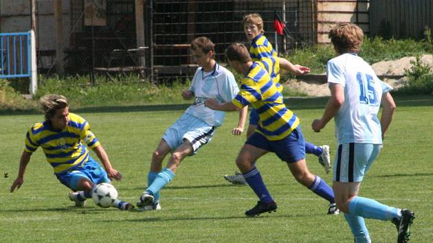 Miroslav Černý (vlevo) v duelu se Slatinou