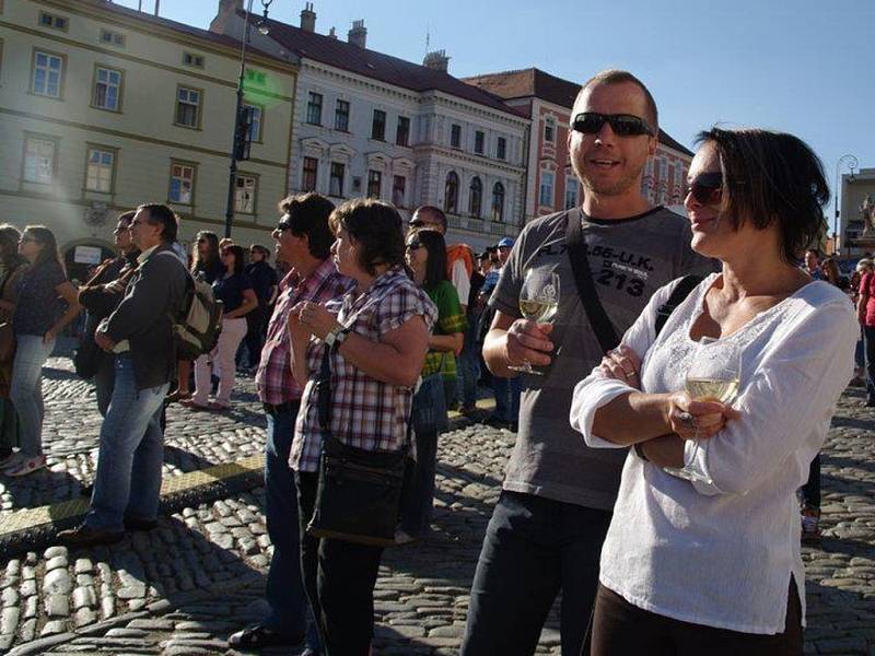 Již druhý den žije Znojmo Vinobraním. V pátek večer a sobotu odpoledne zaplnily davy lidí centrum města, aby pozdravily krále Jana Lucemburského s chotí Eliškou Přemyslovnou. Historický průvod tvořily stovky lidí a pětatřicet koní. 