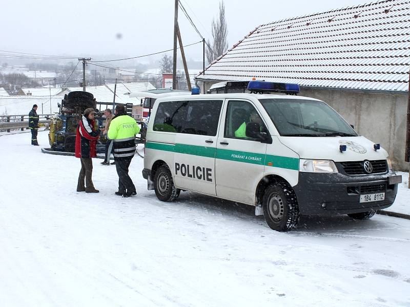 Dopravu v Hlubokých Mašůvkách komplikovala v pátek dopoledne havárie traktoru. V prudkém kopci se na zasněžené silnici převrátila cisterna, kterou traktor táhl.