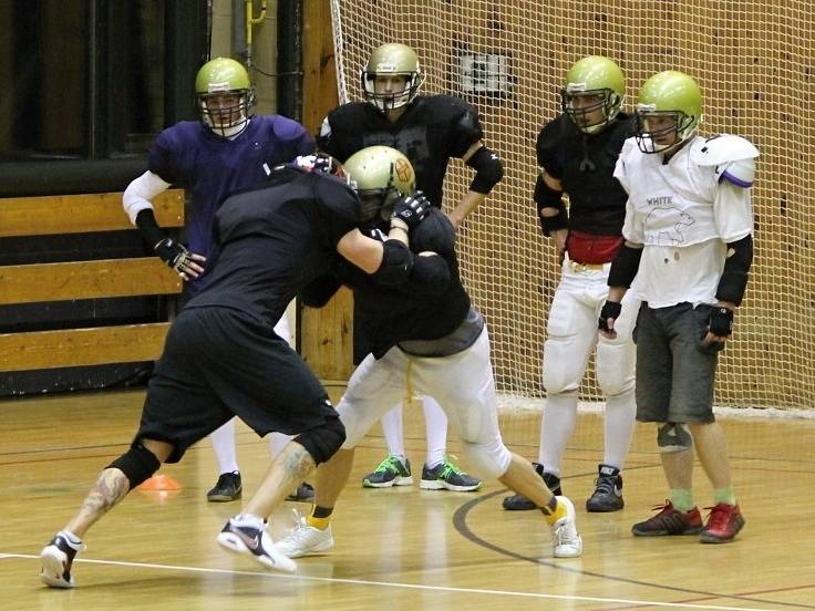 Rytíři při halovém tréninku. Podle trenéra hrají nejkontaktnější a nejtaktičtějsí sport planety.