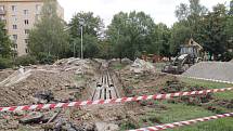 Nejstarší znojemské sídliště Pražská rozryly bagry. Po padesáti letech se poprvé opravuje potrubí rozvádějící do domů teplo.