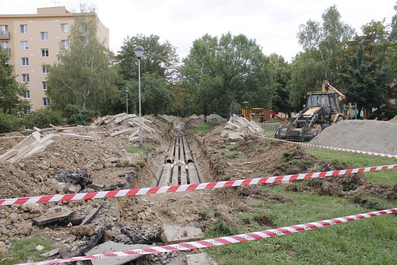 Nejstarší znojemské sídliště Pražská rozryly bagry. Po padesáti letech se poprvé opravuje potrubí rozvádějící do domů teplo.