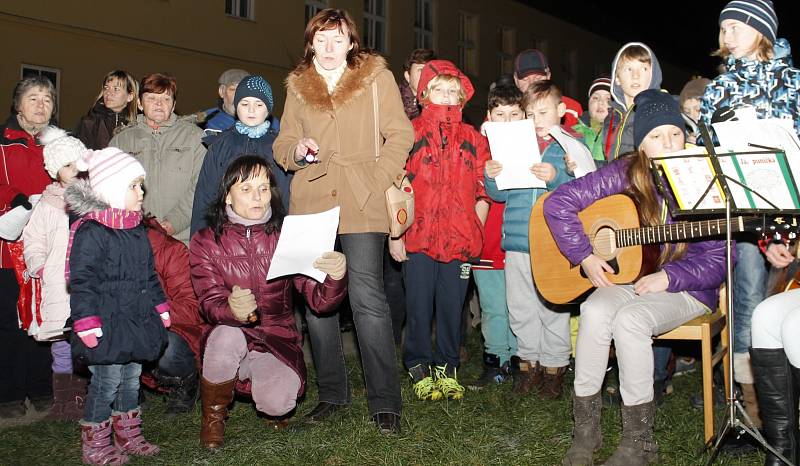 Přibližně stovka lidí od těch nejmenších po jejich babičky a dědy si přišla zazpívat koledy k vánočnímu stromu před kostelem svatého Josefa v Jevišovicích.