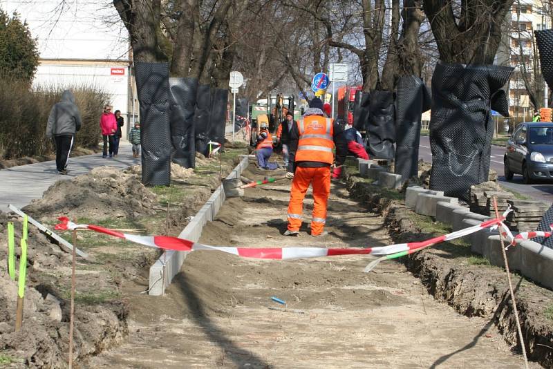 V části ulice Pražská ve Znojmě budují dělníci novou cyklostezku. Mezi lípami u budovy policie.