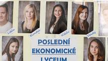 Tabla letošních maturantů začínají plnit výkladní skříně znojemských obchodů.