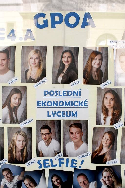 Tabla letošních maturantů začínají plnit výkladní skříně znojemských obchodů.