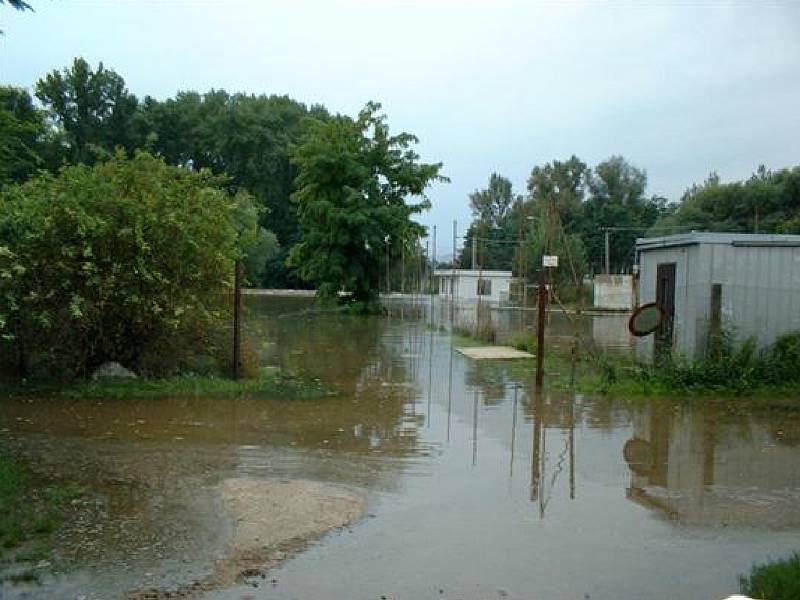 Povodně v roce 2002 u Hevlína na Znojemsku.