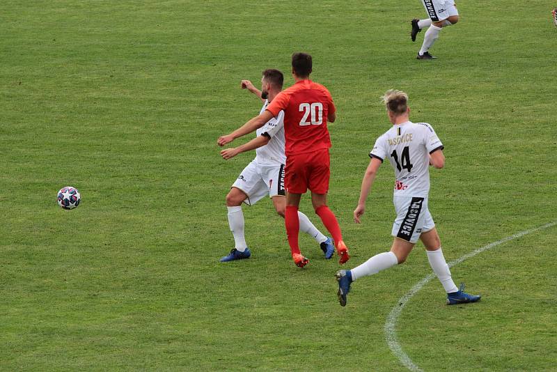 Tasovičtí fotbalisté (v bílém) schytali včera těsnou prohru 1:2 od B-týmu brněnské Zbrojovky. Byl to pro ně minimálně na dva týdny poslední zápas kvůli pandemii.