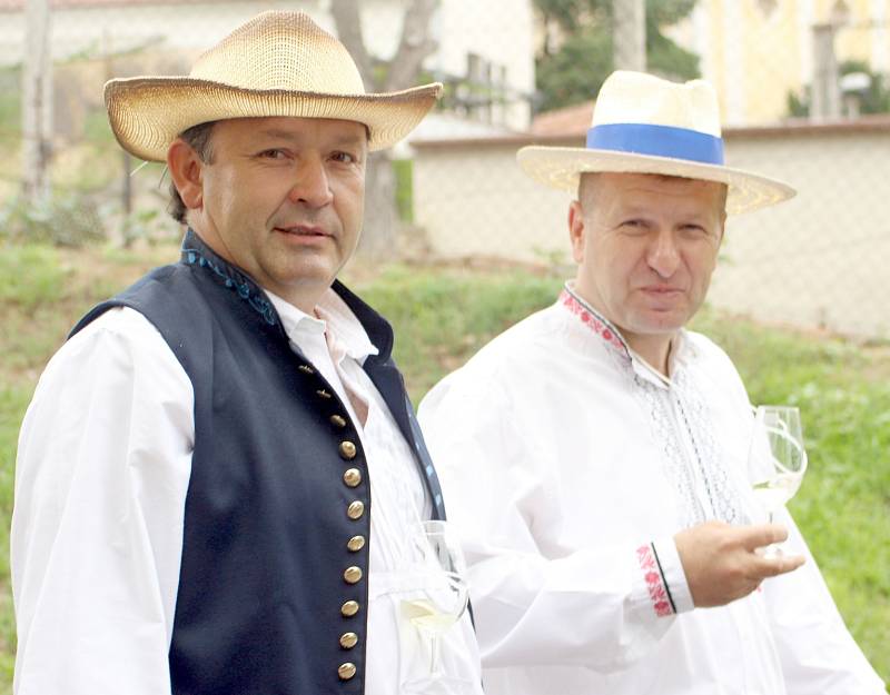 Slavnost Zarážení hory zažili v sobotu už potřetí obyvatelé Tasovic a pořáající Spolek vinařů svatého Klementa. Všude bylo plno vína, krojů a moravských písniček.