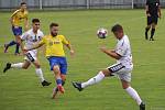 Fotbalisté divizních Tasovic (v bílém) remizovali druhý červnový čtvrtek na domácím pažitu s celkem Velké Bíteše 1:1.