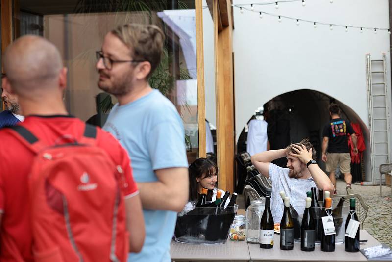 Stovky návštěvníků přilákal poslední červnovou sobotu Artisan Wine Festival ve Znojmě zaměřený na naturální a řemeslná vína.