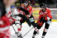 Hokejisté Znojma (v červeném) v posledním duelu nadstavby soutěže EBEL nestačili na celek Innsbrucku.