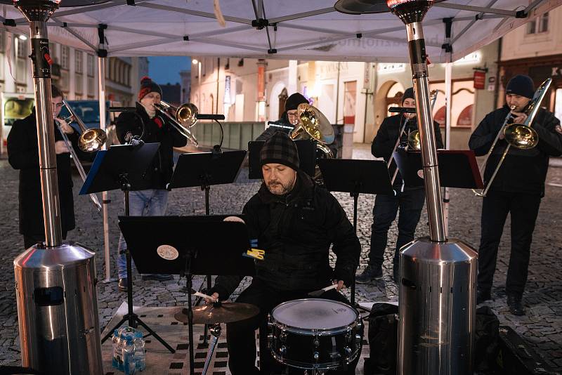 Hudbou v ulicích v podobě Zmrzlého jazzu a závěrečným koncertem patrona festivalu Petera Lipy vyvrcholil letošní ročník JazzFestu Znojmo.