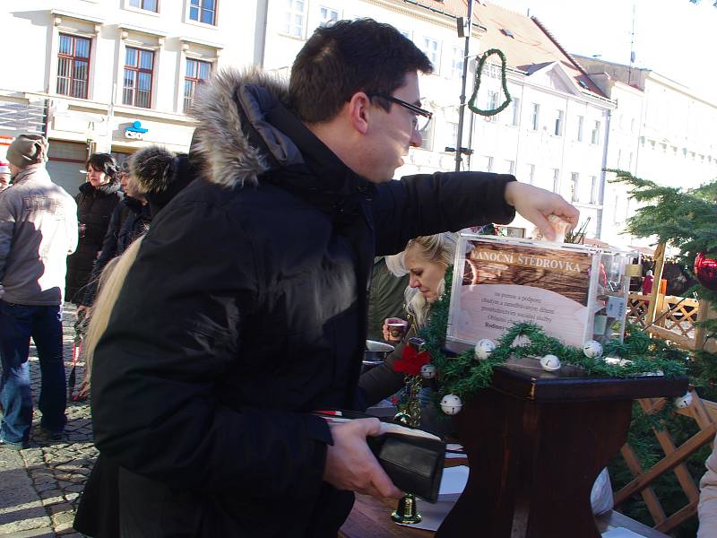 Sedmá znojemská Štědrovka přilákala stovky lidí a pro znojemskou charitu přinesla 25 tisíc korun.