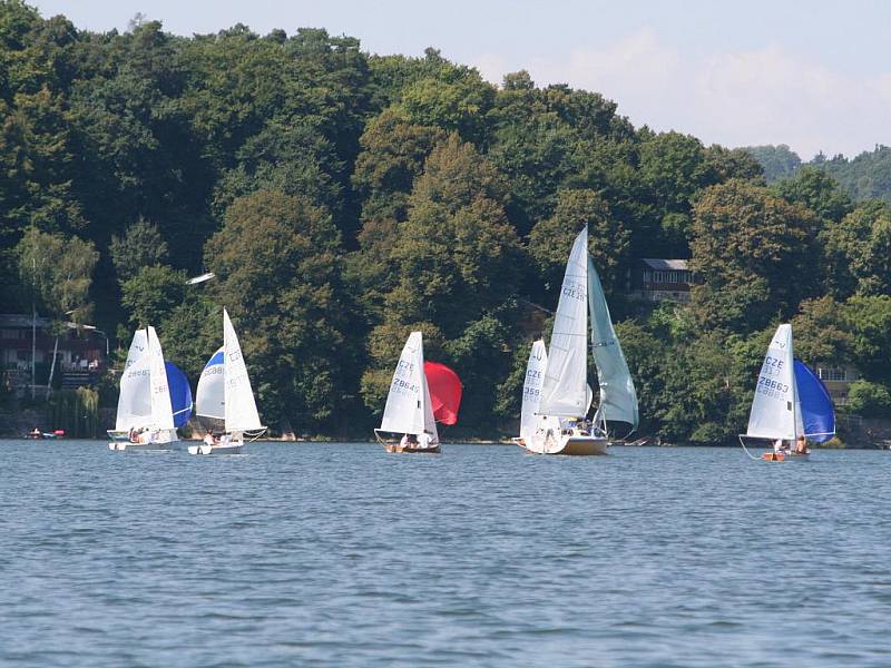 Gagan Cup na vranovské přehradě ovládli letos v třídě Vaurien otec a syn Konopíkovi z Brna, mezi kajutovými loděmi byl nejlepší letošní mistr republiky v této třídě Eduard Procházka se svou posádkou.