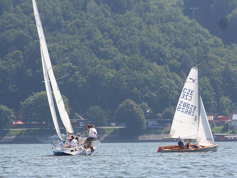 Gagan Cup na vranovské přehradě ovládli letos v třídě Vaurien otec a syn Konopíkovi z Brna, mezi kajutovými loděmi byl nejlepší letošní mistr republiky v této třídě Eduard Procházka se svou posádkou.