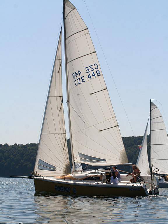 Gagan Cup na vranovské přehradě ovládli letos v třídě Vaurien otec a syn Konopíkovi z Brna, mezi kajutovými loděmi byl nejlepší letošní mistr republiky v této třídě Eduard Procházka se svou posádkou.