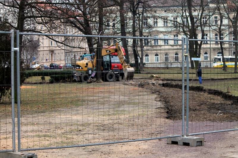 Ve znojemském Dolním parku pokračují stavební práce. Zmizelo dětské hřiště, které má v budoucnu nahradit nové.