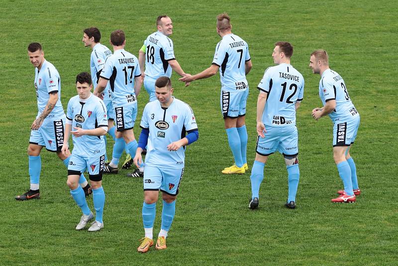 Fotbalisté Tasovic (světle modří) vyhráli na domácí půdě 3:0 nad B-týmem Jihlavy v 15. kole divize D.