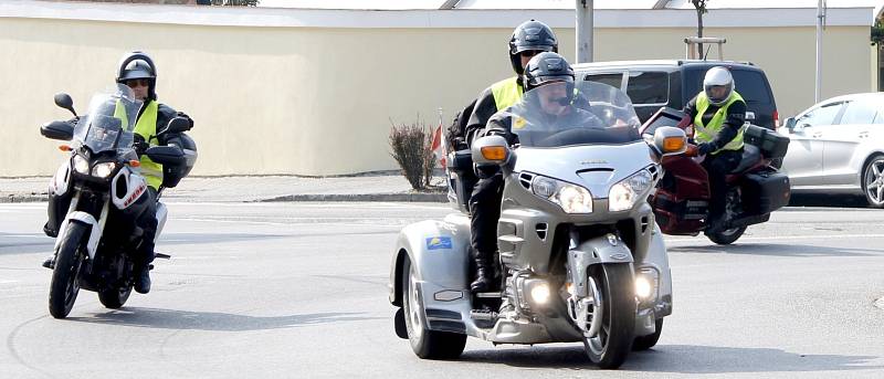 Kolona zhruba patnácti motorek, které řídí policisté z různých evropských zemí, vyrazila ve čtvrtek z Vídně a přes Znojmo pokračovala na Prahu. Policisté vyjeli již dříve z Itálie a jejich cílem je Nepál. 