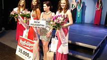 Vítězky Miss Znojmo 2013 s presiden­tskou soutěže: zcela vlevo druhá vicemiss Adéla Zlámalová, druhá zleva Miss Znojmo 2013 Kateřina Šidlová, třetí zleva presidentka soutěže Jitka Pokorná, zcela vpravo první vicemiss Andrea Žiačiková.