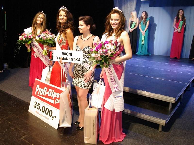 Vítězky Miss Znojmo 2013 s presiden­tskou soutěže: zcela vlevo druhá vicemiss Adéla Zlámalová, druhá zleva Miss Znojmo 2013 Kateřina Šidlová, třetí zleva presidentka soutěže Jitka Pokorná, zcela vpravo první vicemiss Andrea Žiačiková.