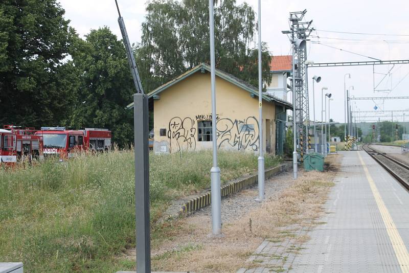 Na šatovském nádraží hořely palety uvnitř staré skladovací budovy.