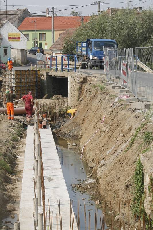 Dělníci ze specializované firmy opravují most přes Jevišovku v Blížkovicích.