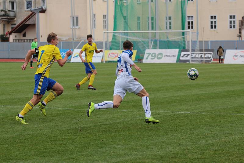 První dějství skončilo pro hráče 1. SC (v bílém) i Fastavu 1:1. Vítězný gól na 2:1 pro Znojmo vstřelil Moravec.