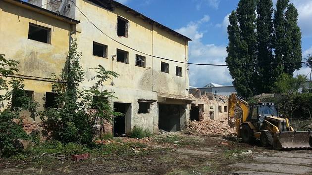 Areál bývalých jatek ve Znojmě před demolicí budov.