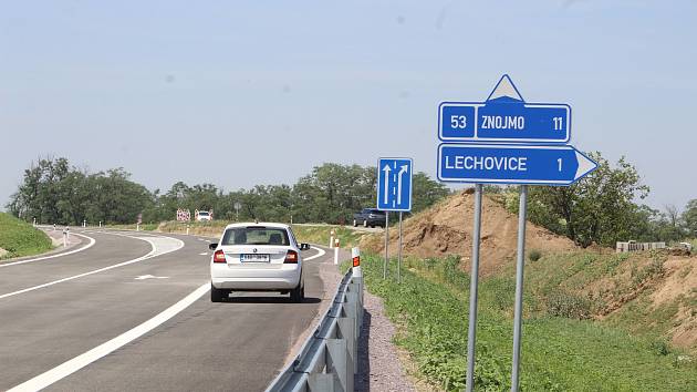 V tomto úseku se trasa obchvatu za Lechovicemi směrem na Znojmo napojuje na starou státní sinici.