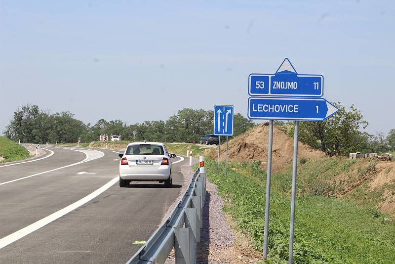 V tomto úseku se trasa obchvatu za Lechovicemi směrem na Znojmo napojuje na starou státní sinici.