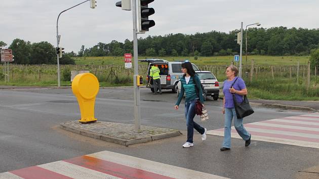 S lehkým zraněním vyvázla chodkyně z ranní kolize s osobním autem v Přímětické ulici ve Znojmě. 