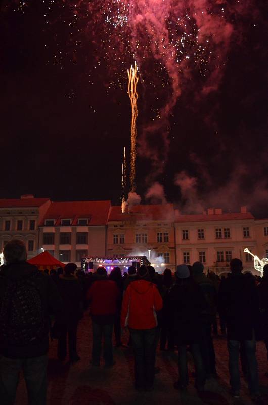 Několik stovek lidí přišlo přivítat začátek roku 2013 na Horní náměstí ve Znojmě. Po půlnoci rozzářil oblohu slavnostní ohňostroj. Slavnostní novoroční ohňostroj mohli tradičně sledovat i lidé v Miroslavi na Znojemsku.