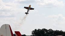 Martin Šonka, pilot světové série Red Bull Air Race, člen reprezentace České republiky v letecké akrobacii kategorie unlimited a vojenský pilot letounu JAS-39 Gripen předvedl své umění na 4. sletu ULL na Letišti Znojmo blízko Nového Šaldorfu.