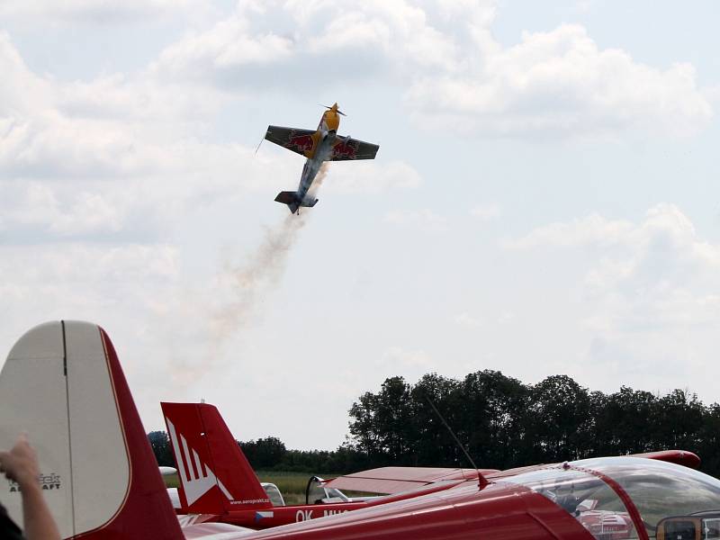 Martin Šonka, pilot světové série Red Bull Air Race, člen reprezentace České republiky v letecké akrobacii kategorie unlimited a vojenský pilot letounu JAS-39 Gripen předvedl své umění na 4. sletu ULL na Letišti Znojmo blízko Nového Šaldorfu.