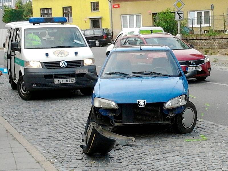 Pondělní ranní dopravu komplikovala dopravní nehoda ve Znojmě v Přímětické ulici.