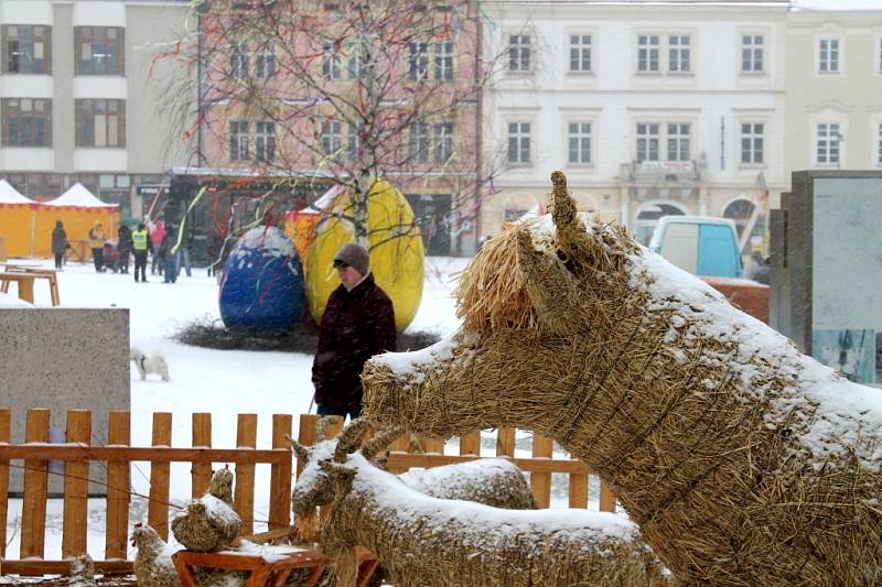 Velikonoční trhy letos připomínají trochu ty vánoční. Jakoby měl advent teprve přijít.