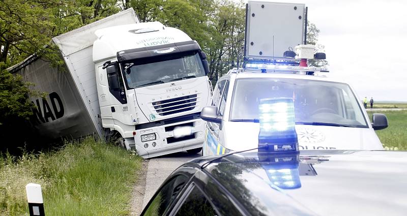 Kamion vezoucí krmnou směs havaroval na silnici druhé třídy mezi Plavčí a Běhařovicemi nedaleko odbočky na Němčičky.