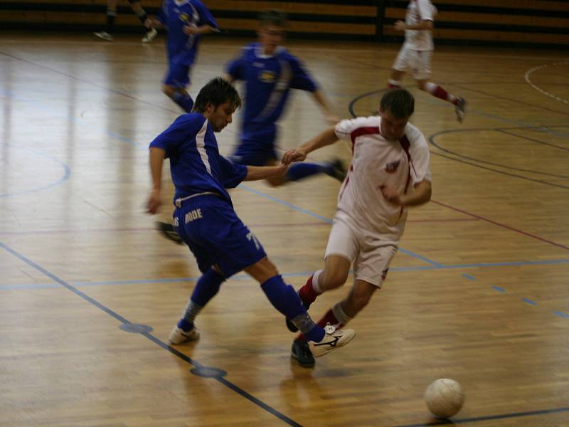 Hráč Sport Baru Yonov (v modrém dresu) v souboji s kapitánem Fanclubu Železným