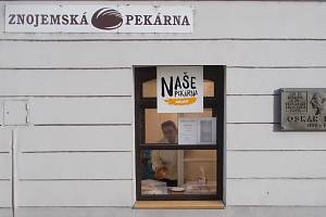 Rohlíky přímo z pece prodávají znojemští pekaři po dvaceti letech z okénka v Kollárově ulici.