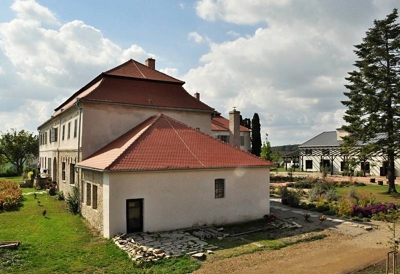 Kdysi středověká krčma, později továrna na výrobu keramiky v Kravsku na Znojemsku zvaná Kocanda po rekonstrukci. Na vlastní náklady ji opravili manželé Ludmila a Jan Zmekovi.